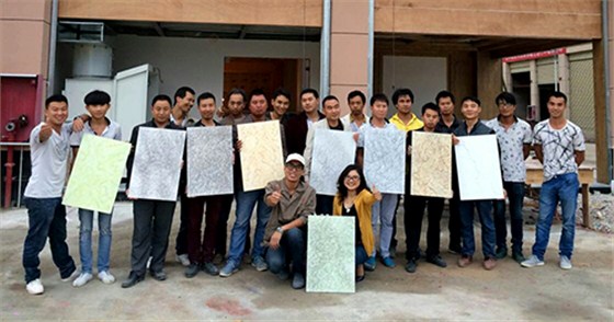 數(shù)碼彩安順總代理張福瓊女士在安順開展涂裝工藝培訓(xùn)，與油工師傅合影留念