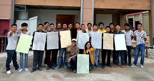 數(shù)碼彩安順總代理張福瓊女士在安順開展涂裝工藝培訓，與油工師傅合影留念